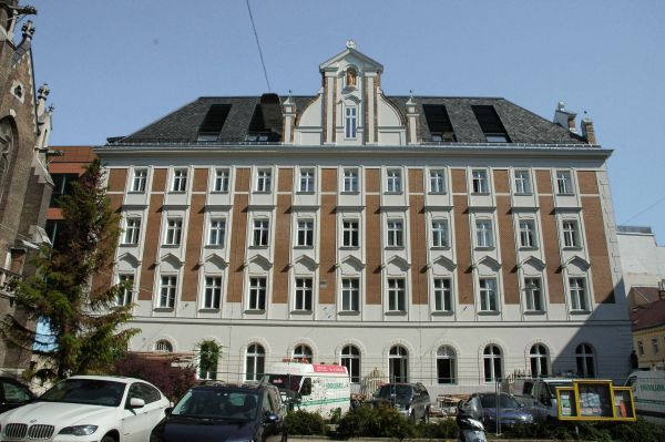 Gruenderzeithaus Platzfassade frontal nach Sanierung